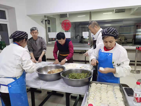 17.奚丙春总司理除夕夜为在岗家人包饺子_副本.jpg
