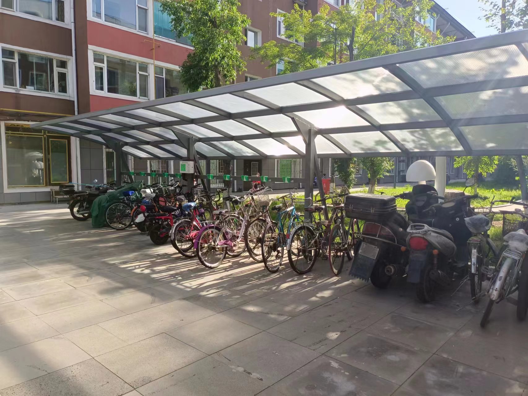 14. 效劳集团敦化公司周全举行充电桩装置事情.jpg